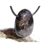 Anthophyllit Trommelstein / Scheibenstein gebohrt - Sonderqualität - ca. 2,8 cm x 2,2 cm x 1,1 cm