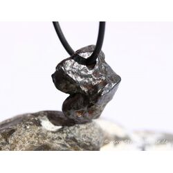 Meteorit Rohsteinform gebohrt - Raritt - Sonderqualitt - ca. 2,1 cm x 2 cm x 1,7 cm