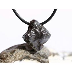 Meteorit Rohsteinform gebohrt - Rarität - Sonderqualität - ca. 2,7 cm x 1,4 cm x 1,1 cm