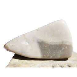 Flint (Feuerstein) Trommelstein - ca. 3 cm x 1,7 cm x 0,9 cm (Fairer Handel/GKS)