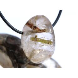 Epidotquarz Trommelstein gebohrt - Sonderqualit�t - Rarit�t - ca. 3 cm x 2 cm x 1,6 cm