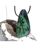 Rubin-Zoisit (Anyolith) XXXL Schmuckstein / Trommelstein gebohrt - AA-Sonderqualität - ca. 5,4 cm x 3,2 cm x 1,2 cm