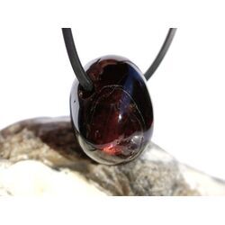 Granat rot Almandin Schimmer Trommelstein gebohrt - Sonderqualitt - ca. 2,1 cm x 1,6 cm x 1,5 cm
