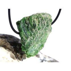 Chromdiopsid XL Rohstein gebohrt - sch�ne Qualit�t - Rarit�t - ca. 3,9 cm x 3,2 cm x 1,5 cm