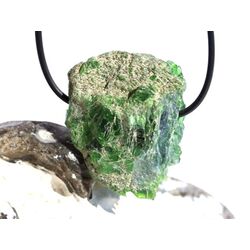 Chromdiopsid XL Rohstein gebohrt - sch�ne Qualit�t - Rarit�t - ca. 3,9 cm x 3,2 cm x 1,5 cm