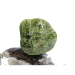 Vesuvian grün (Idokras) Trommelstein - Rarität - ca. 2,9 cm x 2,6 cm x 1,6 cm