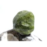 Vesuvian grün (Idokras) Trommelstein - Rarität - ca. 2,9 cm x 2,6 cm x 1,6 cm