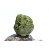 Vesuvian grün (Idokras) Trommelstein - Rarität - ca. 2,9 cm x 2,6 cm x 1,6 cm