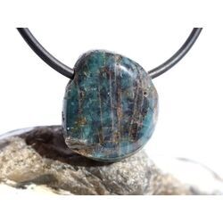 Apatit blau natur Trommelstein gebohrt - ca. 2 cm x 1,8 cm x 1 cm - Sonderpreis wg. Makel -