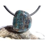 Apatit blau natur Trommelstein gebohrt - ca. 2 cm x 1,8 cm x 1 cm - Sonderpreis wg. Makel -