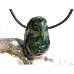 Chromdiopsid Trommelstein gebohrt - sch�ne Qualit�t - ca. 2,8 cm x 1,7 cm x 1,1 cm