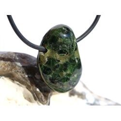 Chromdiopsid Trommelstein gebohrt - sch�ne Qualit�t - ca. 2,8 cm x 1,7 cm x 1,1 cm