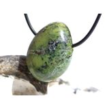 Serpentin mit Pyrit Trommelstein gebohrt - ca. 3,1 cm x 2,3 cm x 1,4 cm
