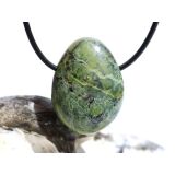 Serpentin mit Pyrit Trommelstein gebohrt - ca. 3,1 cm x 2,3 cm x 1,4 cm