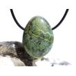 Serpentin mit Pyrit Trommelstein gebohrt - ca. 3,1 cm x 2,3 cm x 1,4 cm
