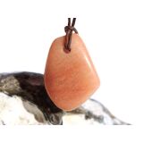 Aprikosencalcit (Calcit apricot) Schmuckstein gebohrt - ca. 2,9 cm x 2 cm x 1,4 cm