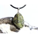 Serpentin Trommelstein Anhänger Öse - ca. 3,1 cm x 1,6 cm x 1,4 cm