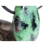 Rubin-Zoisit (Anyolith) Trommelstein / Scheibenstein gebohrt - ca. 2,8 cm x 2 cm x 0,8 cm