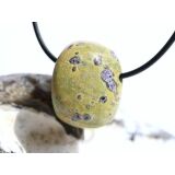 Serpentin mit Stichtit (Atlantisit) Trommelstein gebohrt - ca. 2,7 cm x 2,1 cm x 1,9 cm