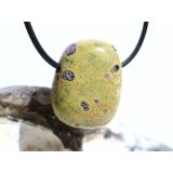 Serpentin mit Stichtit (Atlantisit) Trommelstein gebohrt - ca. 2,7 cm x 2,1 cm x 1,9 cm