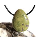 Serpentin mit Stichtit (Atlantisit) Trommelstein gebohrt...