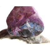 Sugilith mit Richterit XXL Rohsteinform angetr. (Trommelstein) gebohrt - Rarität - AA-Sonderqualität - ca. 4,1 cm x 2,7 cm x 1,7 cm