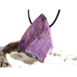 Sugilith mit Richterit XXL Rohsteinform angetr. (Trommelstein) gebohrt - Rarität - AA-Sonderqualität - ca. 4,1 cm x 2,7 cm x 1,7 cm