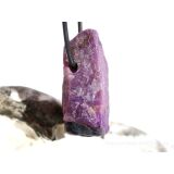 Sugilith mit Richterit XXL Rohsteinform angetr. (Trommelstein) gebohrt - Rarität - AA-Sonderqualität - ca. 4,1 cm x 2,7 cm x 1,7 cm