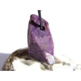 Sugilith mit Richterit XXL Rohsteinform angetr. (Trommelstein) gebohrt - Rarität - AA-Sonderqualität - ca. 4,1 cm x 2,7 cm x 1,7 cm