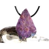 Sugilith mit Richterit XXL Rohsteinform angetr. (Trommelstein) gebohrt - Rarität - AA-Sonderqualität - ca. 4,1 cm x 2,7 cm x 1,7 cm