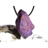 Sugilith mit Richterit XXL Rohsteinform angetr. (Trommelstein) gebohrt - Rarität - AA-Sonderqualität - ca. 4,1 cm x 2,7 cm x 1,7 cm