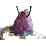 Sugilith mit Richterit XXL Rohsteinform angetr. (Trommelstein) gebohrt - Rarität - AA-Sonderqualität - ca. 4,1 cm x 2,7 cm x 1,7 cm