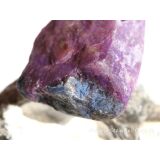 Sugilith mit Richterit XXL Rohsteinform angetr. (Trommelstein) gebohrt - Rarität - AA-Sonderqualität - ca. 4,1 cm x 2,7 cm x 1,7 cm