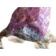 Sugilith mit Richterit XXL Rohsteinform angetr. (Trommelstein) gebohrt - Rarität - AA-Sonderqualität - ca. 4,1 cm x 2,7 cm x 1,7 cm