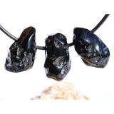 Tektit Trommelsteine gebohrt - Sonderqualität - ca. 2,5 - 3 cm / ca. 3-5 g/St