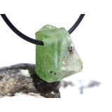 Peridot Kristall- / Rohsteinform mit Teilspitze, gebohrt (Olivin / Chrysolith) - Sonderqualität - ca. 2,3 cm x 1,8 cm x 1,6 cm