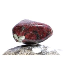 Eudialyt Trommelstein - Sonderqualitt - ca. 2,6 cm x 2,5 cm x 1,6 cm (GKS)