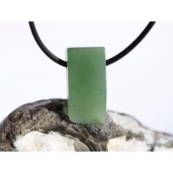 Nephrit-Jade Schmuckstein gebohrt matt - Sonderqualitt - Handarbeit - ca. 2,6 cm x 1,3 cm x 1 cm