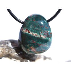 Heliotrop Trommelstein gebohrt - AA-Sonderqualit�t - ca. 2,4 cm x 2 cm x 1,2 cm