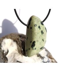 Serpentin mit Chromit Chytha XXL Trommelstein gebohrt - Sonderqualitt - ca. 4,6 cm x 2,3 cm x 1,6 cm