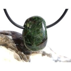 Chromdiopsid Trommelstein gebohrt - sch�ne Qualit�t - ca. 2,3 cm x 1,6 cm x 1 cm
