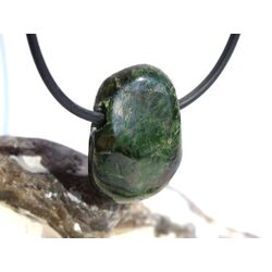 Chromdiopsid Trommelstein gebohrt - sch�ne Qualit�t - ca. 2,3 cm x 1,6 cm x 1 cm