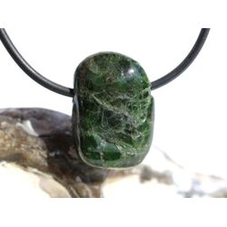 Chromdiopsid Trommelstein gebohrt - sch�ne Qualit�t - ca. 2,3 cm x 1,6 cm x 1 cm