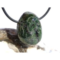 Chromdiopsid Trommelstein gebohrt - sch�ne Qualit�t - ca. 2,7 cm x 2 cm x 1,4 cm