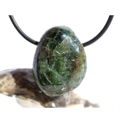 Chromdiopsid Trommelstein gebohrt - sch�ne Qualit�t - ca. 2,7 cm x 2 cm x 1,4 cm