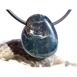 Apatit blau natur Trommelstein gebohrt - ca. 2,2 cm x 1,9 cm x 0,8 cm