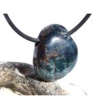 Apatit blau natur Trommelstein gebohrt - ca. 2,2 cm x 1,9...