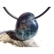 Apatit blau natur Trommelstein gebohrt - ca. 2,2 cm x 1,9 cm x 0,8 cm