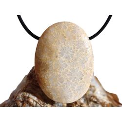Versteinerte Koralle XXL Schmuckstein Cabochon / Scheibenstein gebohrt - ca. 4 cm x 3 cm x 1,1 cm - Sonderpreis wg. Makel -
