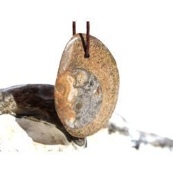 Ammonit in Matrix - Schmuckstein Cabochon / Scheibenstein gebohrt - ca. 3,3 cm x 2,6 cm x 0,6 cm